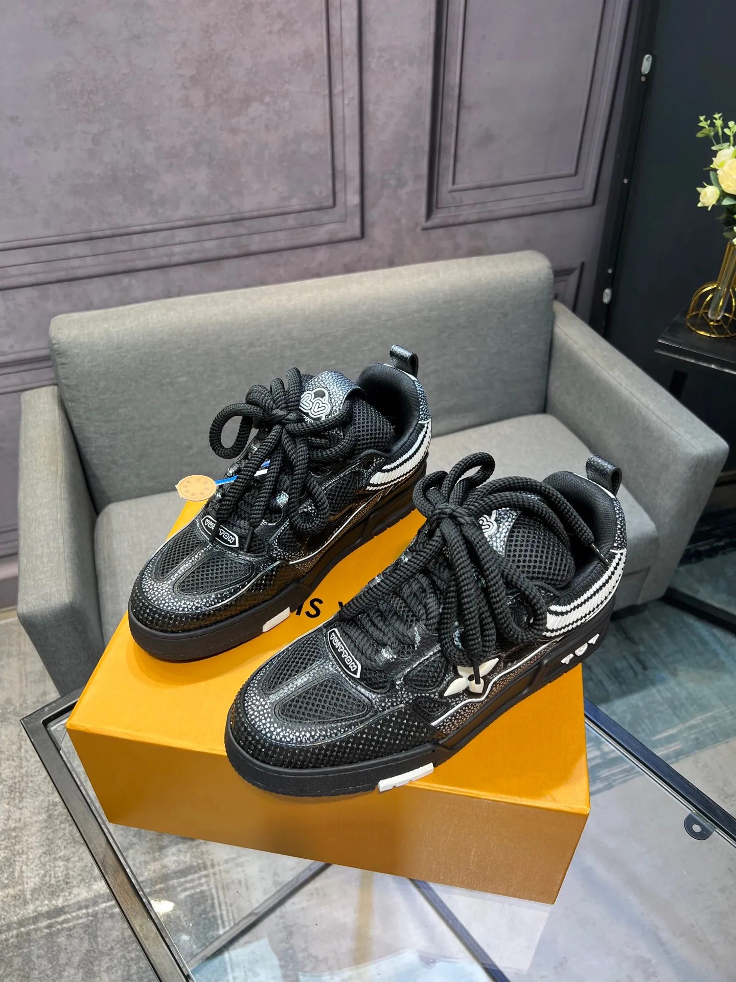 Men's men's shoes💰800 LV top version Jigglypuff new model Purchasing quality LV~Louis Vuitton LV TRAINER's best-looking sneakers, Donkey Brand strongly recommends new products, official website limited edition retro basketball sneakers! Both high-top and low-top models spent money to purchase 1:1 accurate reproductions of the originals. The details are invincible and full of sincerity. The imported custom-made original cowhide leather is the same as the original package. The details are 100% restored. The private model customizes the original one-piece TPU outsole. It is different from other brands. Without the original version, this effect cannot be achieved!                Men's and women's models 35-40 39-45 (46 is custom-made and cannot be returned or exchanged)